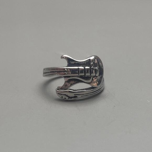 Y2K Vintage Wrapped Guitar Ring – Silver Tone, Size 8, Unisex, Brand New - Picture 1 of 7